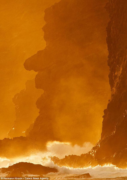 Sóng[-]biển[-]tạo[-]nên[-]hình[-]dáng[-]rất[-]giống[-]mặt[-]người.[-]Tác[-]giả[-]Hermann[-]Hirsch.